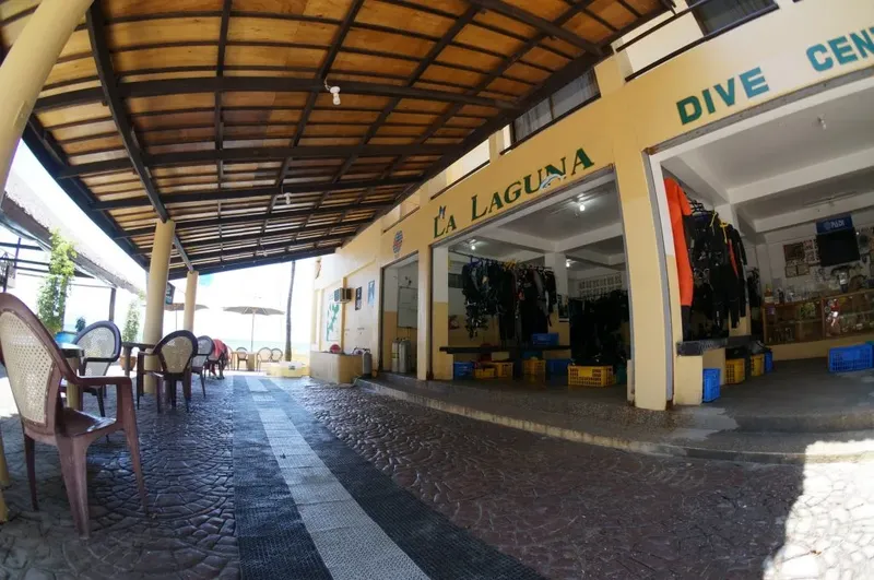 Intérieur d'un centre de plongée avec matériel et espace détente