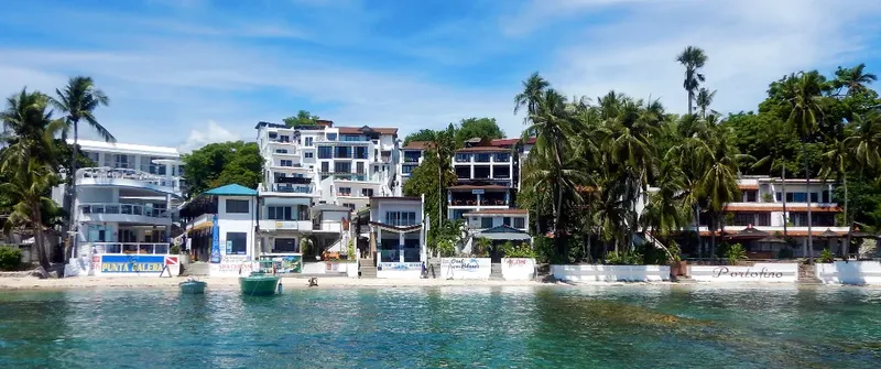Vue d'ensemble d'un centre de plongée au bord de la mer