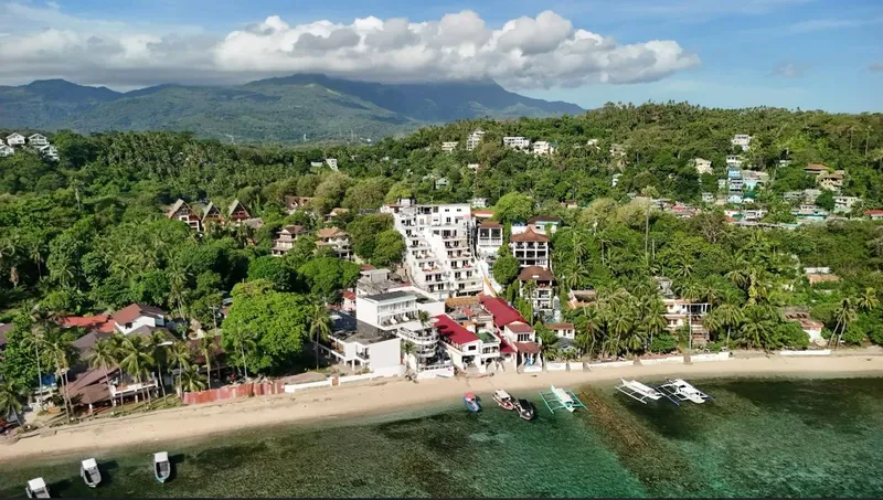 Vue aérienne d'une plage avec des bateaux et des bâtiments