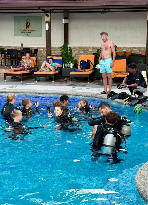 Initiation plongée en piscine avec instructeur et participants équipés