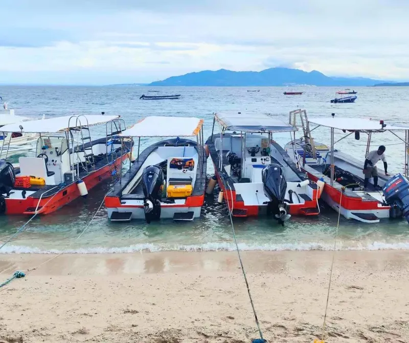 Plusieurs bateaux de plongée échoués sur une plage de sable clair