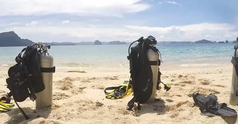 Equipement de plongée sur une plage de sable blanc ensoleillée
