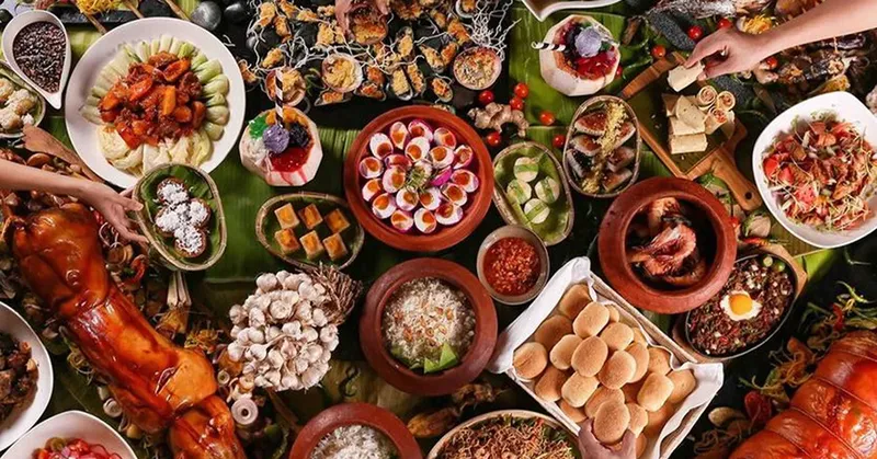 Table garnie de nombreux plats traditionnels, repas copieux et coloré