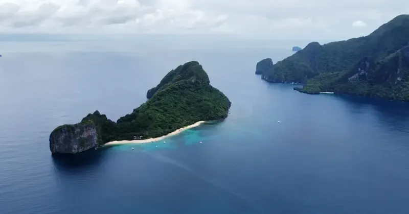 Vue aérienne d'îles tropicales avec une plage et mer turquoise