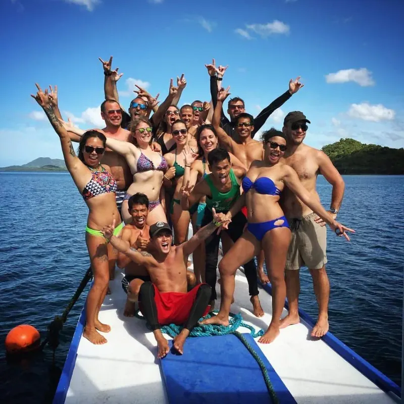Groupe de personnes souriantes sur un bateau en mer, joie et camaraderie