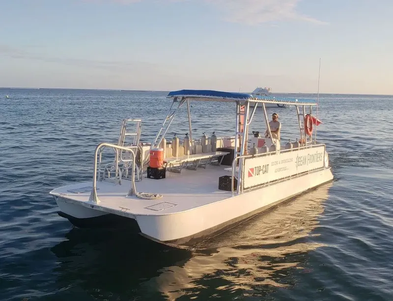 Catamaran de plongée avec des plongeurs et du matériel à bord