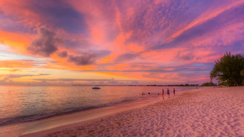 Plage au coucher du soleil avec quelques personnes se promenant