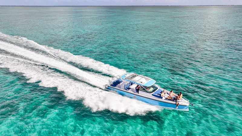 Bateau rapide bleu en mer avec des passagers à bord