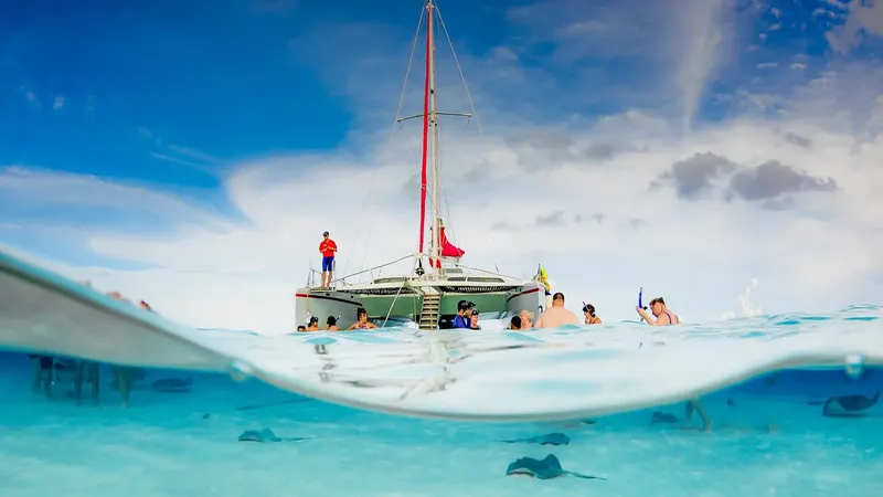 Catamaran de plongée avec des personnes et des raies en mer