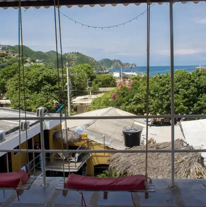 Vue sur la mer et la ville depuis une terrasse ombragée