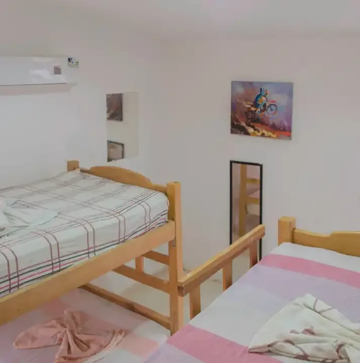 Lits superposés dans une pièce blanche avec une décoration murale