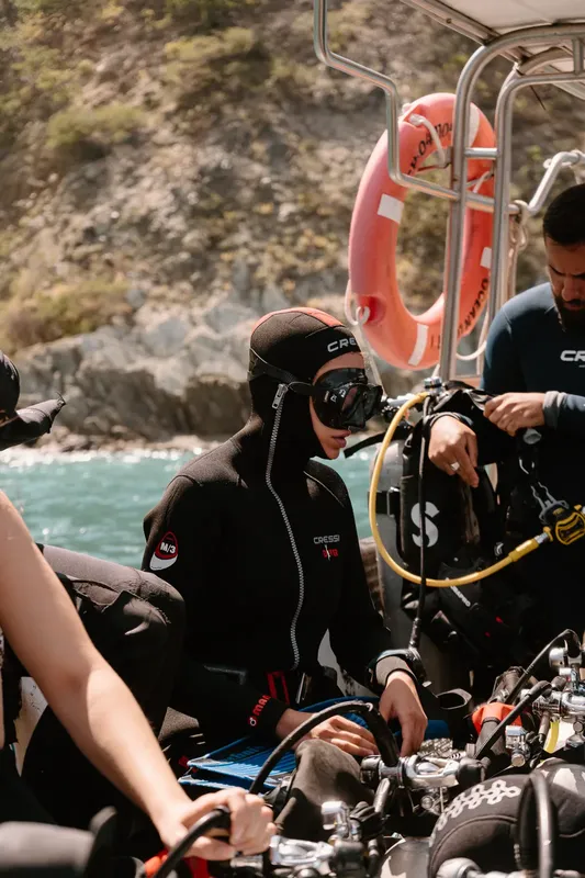 Plongeurs équipés sur un bateau, préparation pour une immersion en mer