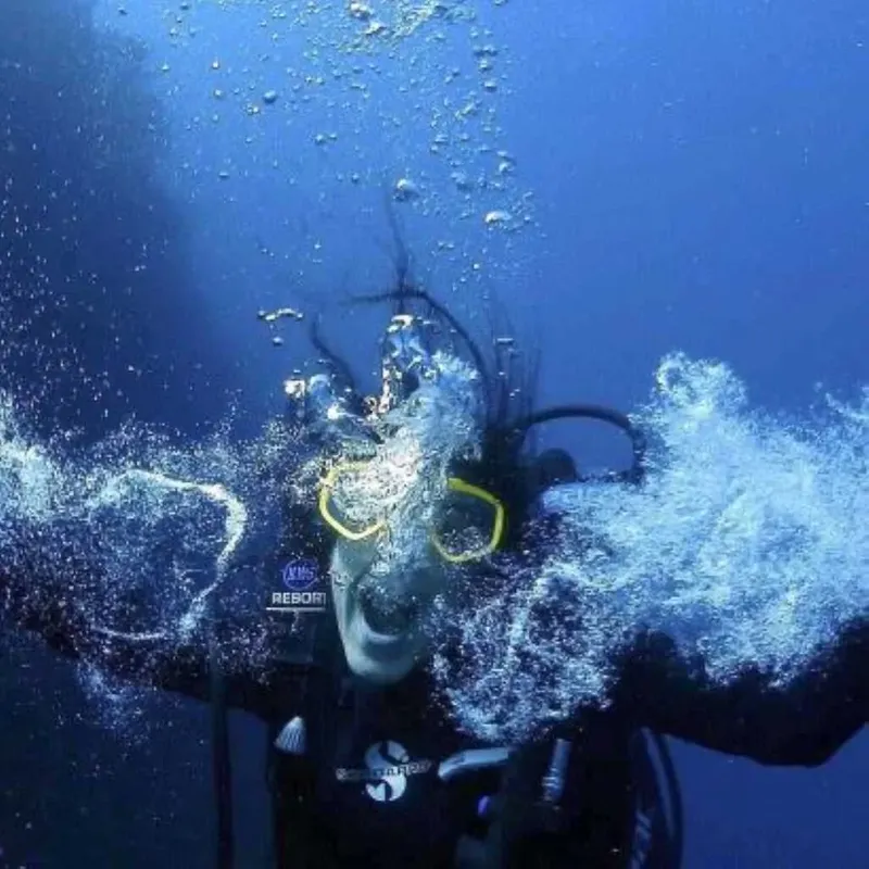 Plongeur en pleine eau, bulles, équipement de plongée, exploration sous-marine