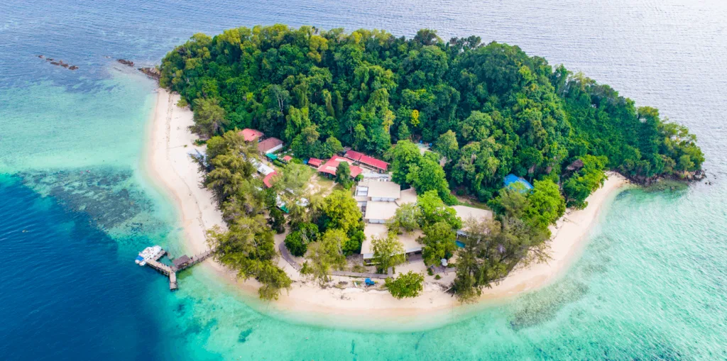 Vue aérienne d'une île tropicale avec bâtiments et plage