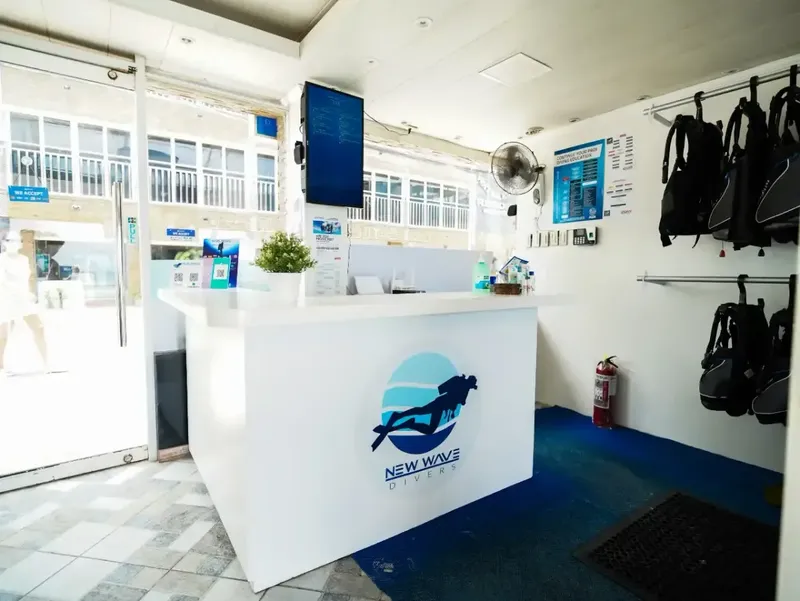 Comptoir d'accueil d'un centre de plongée avec équipement visible