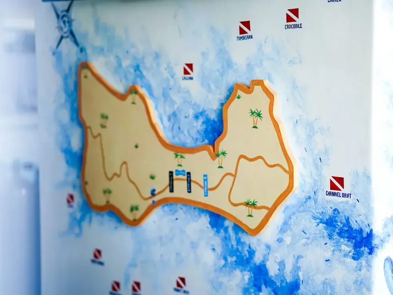 Carte illustrant un site de plongée avec des repères et des palmiers