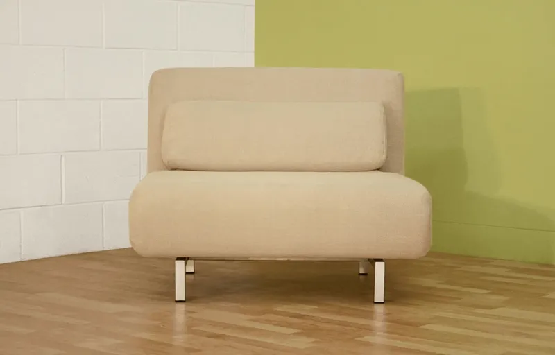 Canapé beige simple dans un coin avec murs blanc et vert