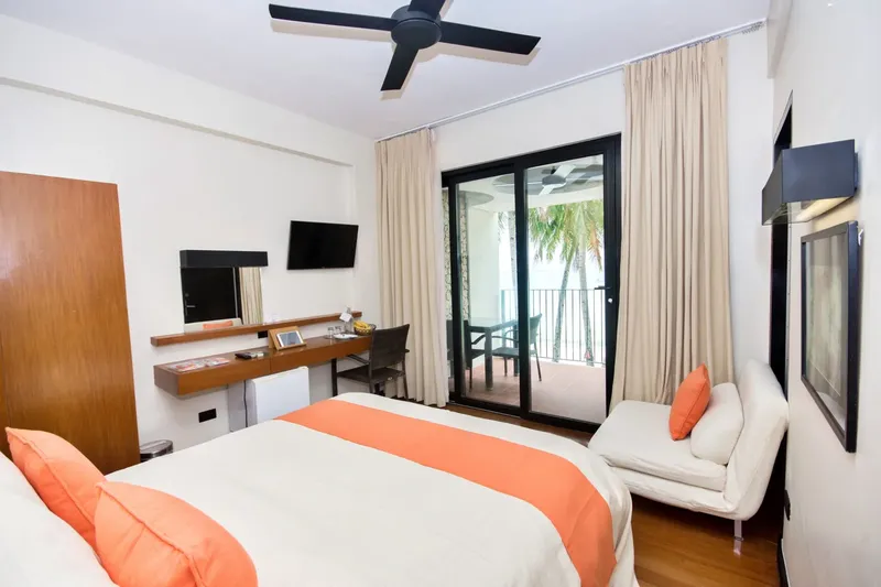 Chambre d'hôtel moderne avec lit, bureau et vue sur mer