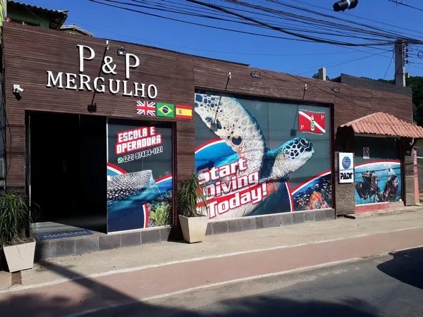Façade d'un centre de plongée avec des affiches de tortues marines