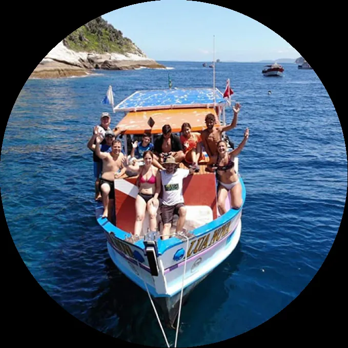 Groupe de personnes souriantes sur un bateau en mer, journée ensoleillée
