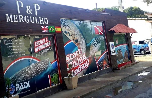 Façade d'un centre de plongée avec une tortue et des publicités