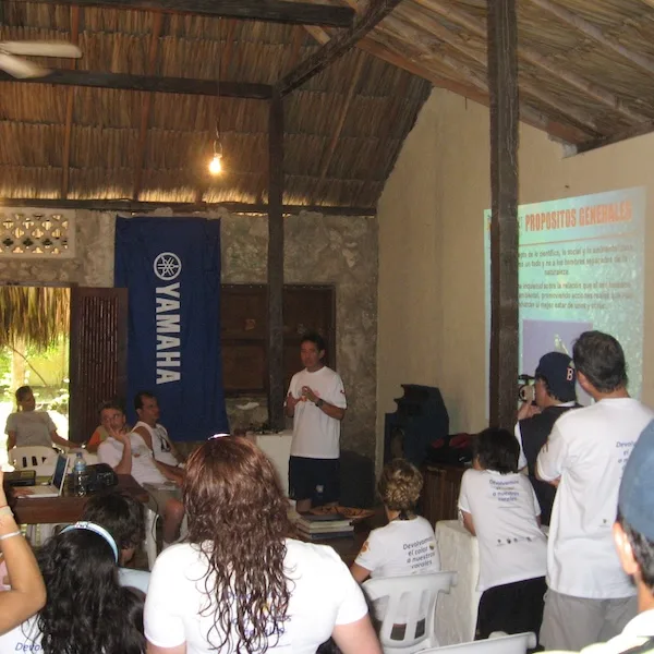 Groupe de personnes en formation dans un espace ouvert et lumineux