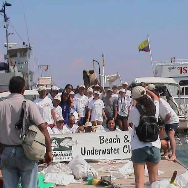 Groupe de personnes sur un ponton avec une banderole Beach & Underwater