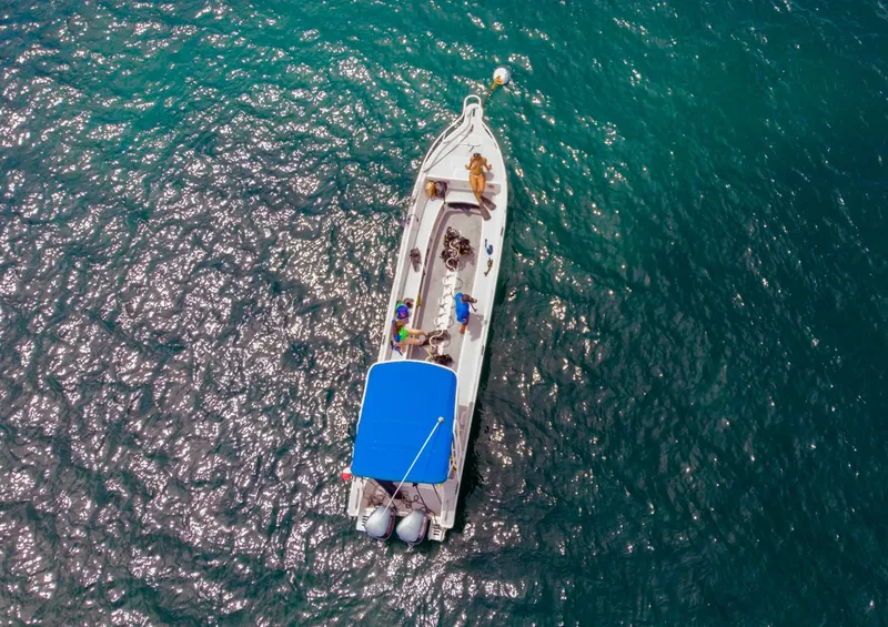 Bateau de plongée avec des passagers et de l'équipement à bord