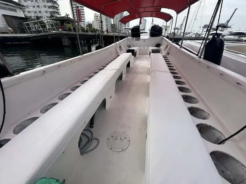 Intérieur d'un bateau de plongée blanc avec des sièges et un toit rouge
