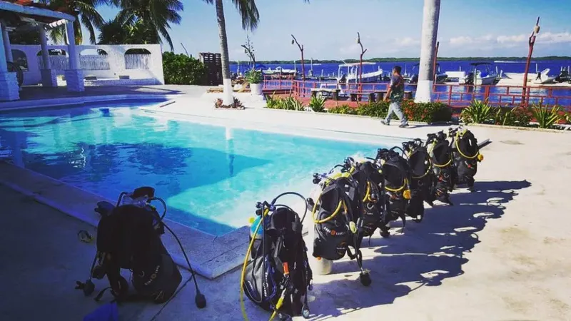 Piscine, équipement de plongée, personne marchant près de bateaux et bâtiments
