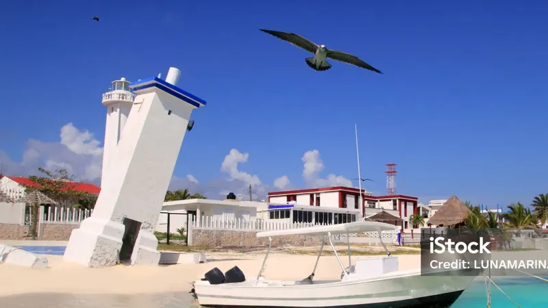 Phare incliné, bateau sur la plage, mouette en vol, bâtiments