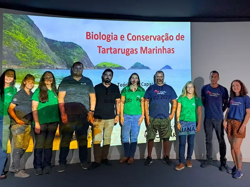 Groupe de personnes souriantes devant une projection sur un écran