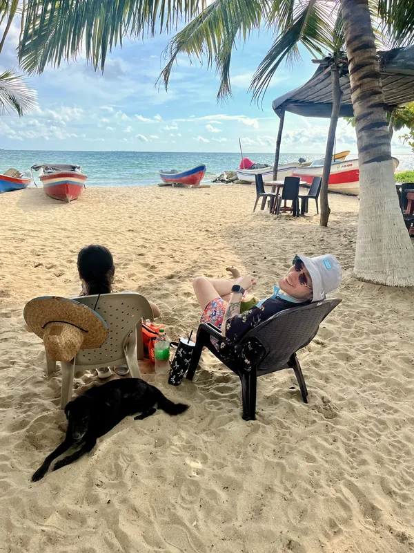 Deux personnes se détendent sur des chaises de plage ensoleillées