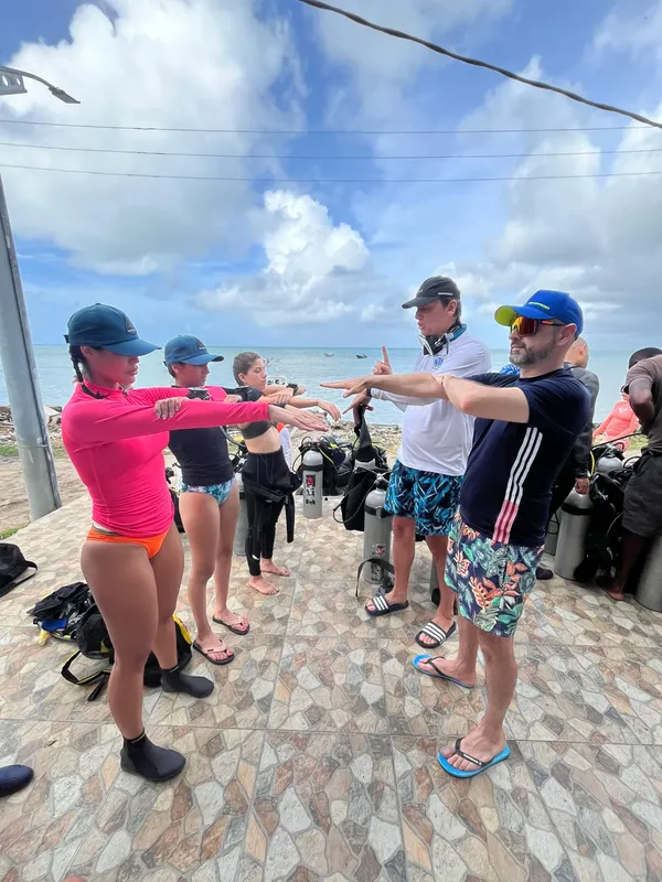 Groupe de personnes équipées pour la plongée, briefing avant immersion