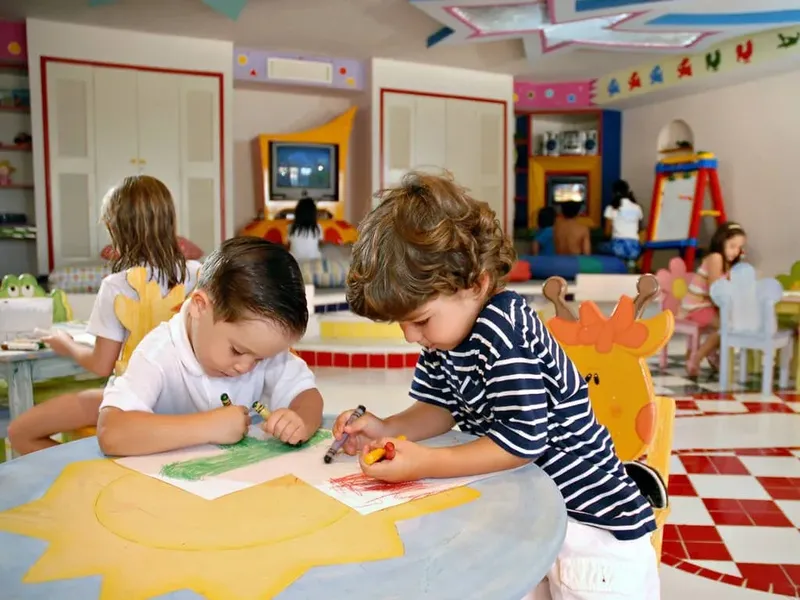 Enfants coloriant et jouant dans une salle de jeux colorée