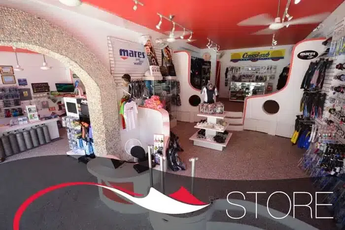 Boutique de plongée avec équipements, combinaisons et accessoires exposés