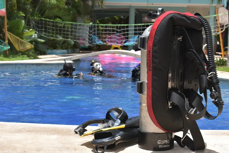 Formation plongée en piscine avec équipement et participants visibles