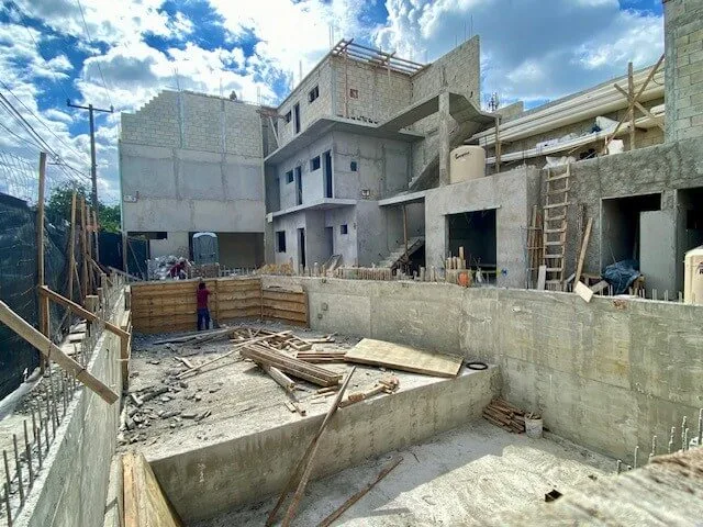 Construction d'un bâtiment avec une personne travaillant sur le chantier
