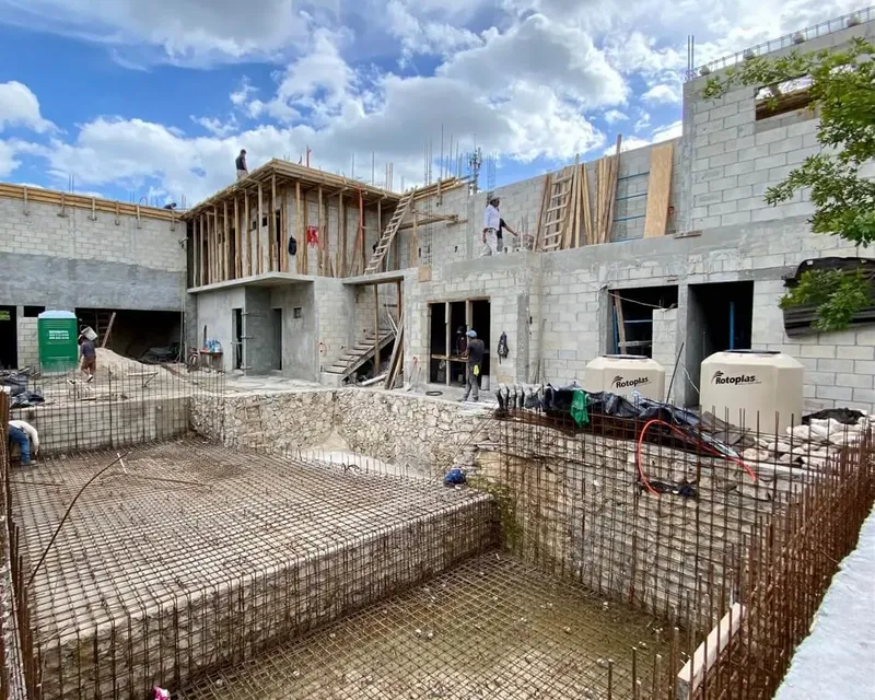 Construction d'un bâtiment avec des ouvriers et des matériaux de chantier