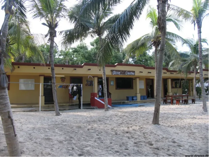 Façade d'un centre de plongée avec du matériel et des personnes
