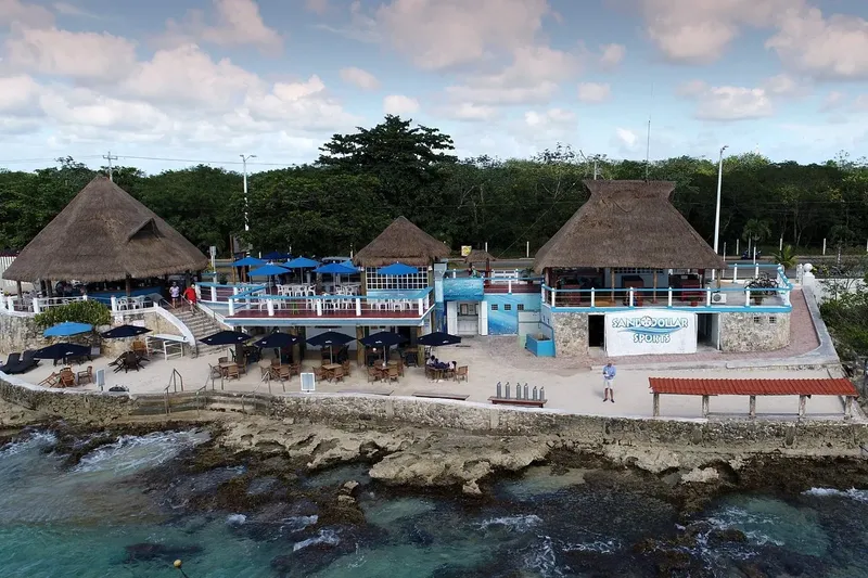 Vue aérienne d'un centre de plongée avec bâtiments et accès à la mer