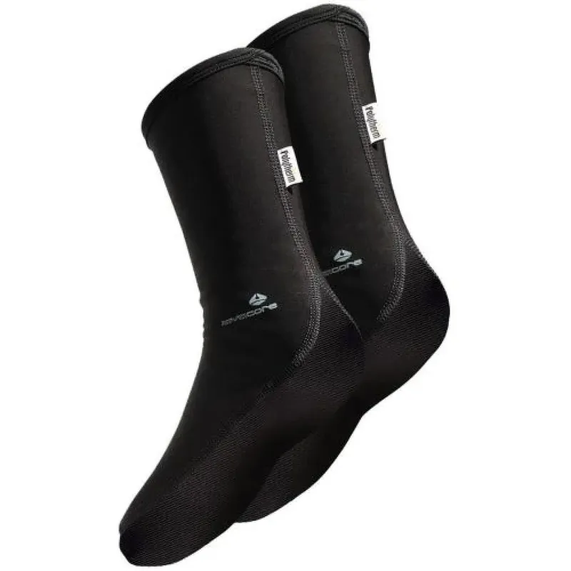 Paire de chaussons de plongée noirs sur fond blanc clair