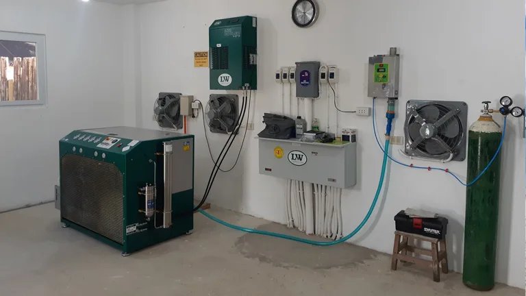 Salle de compression avec compresseur, bouteilles et ventilateurs muraux