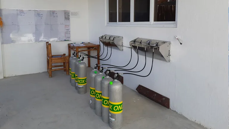 Bouteilles de plongée et raccordements pour le remplissage à l'air