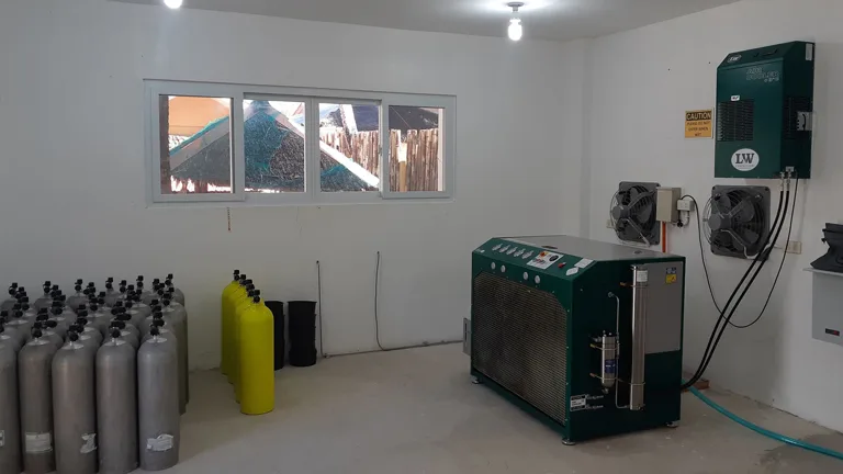 Salle de compression avec bouteilles, compresseur et ventilateurs industriels