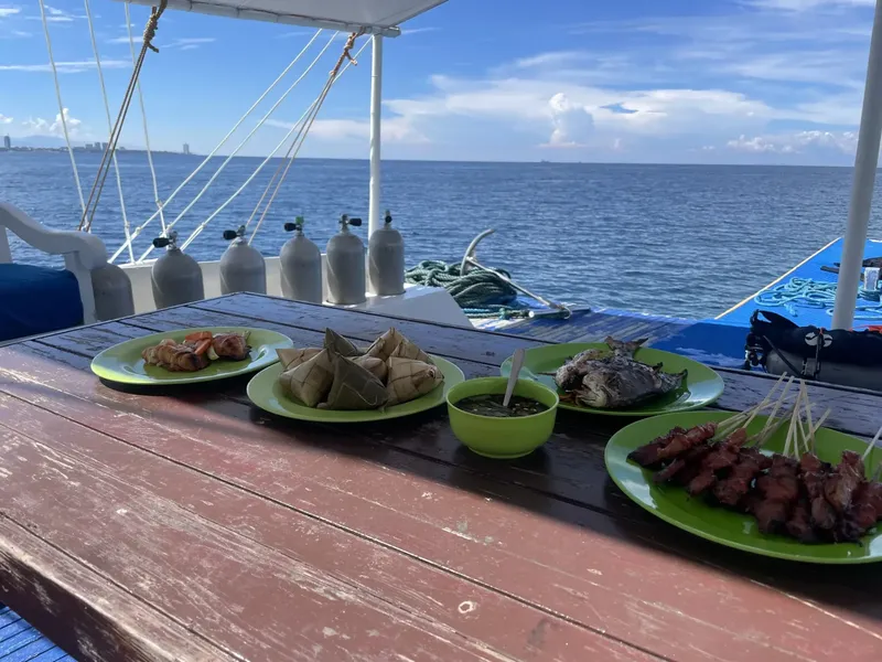 Tableau de nourriture sur un bateau de plongée en mer
