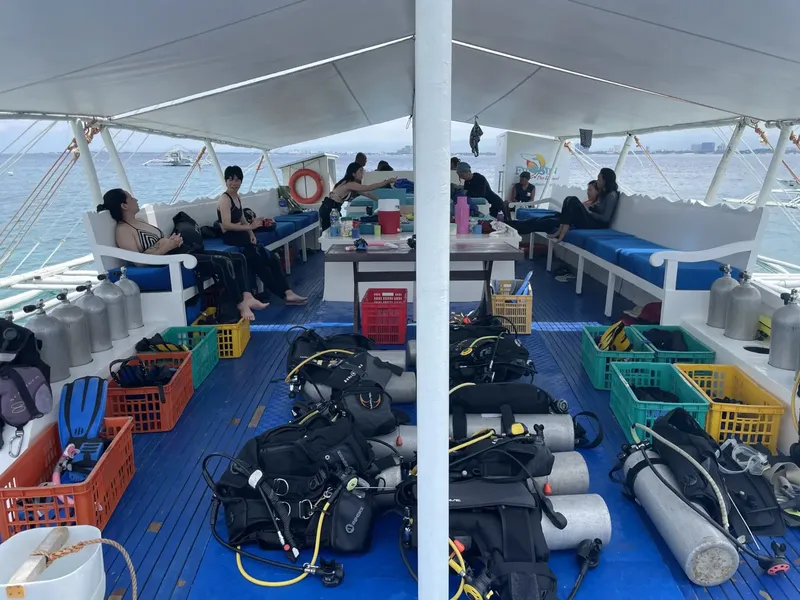 Plongeurs se reposent sur le pont d'un bateau avec l'équipement