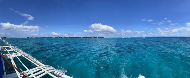 Vue panoramique de la mer turquoise avec un bateau en premier plan