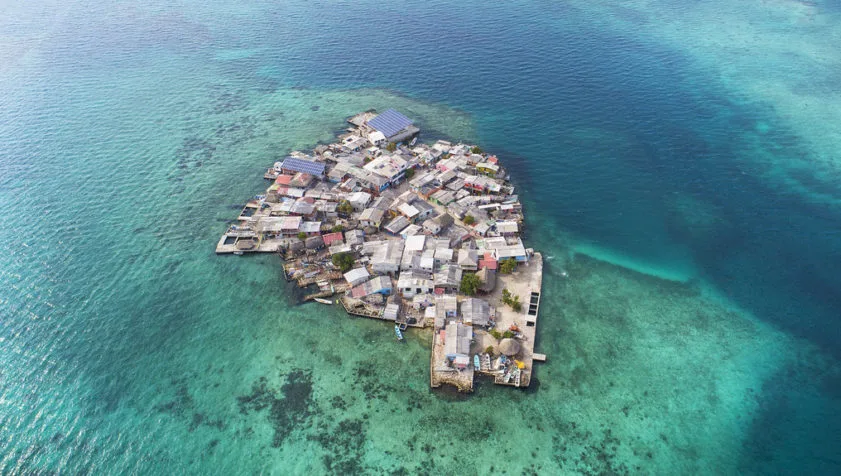 Vue aérienne d'une île artificielle avec des habitations et des bateaux