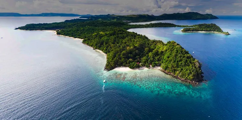 Vue aérienne d'une île tropicale avec une plage et mer turquoise